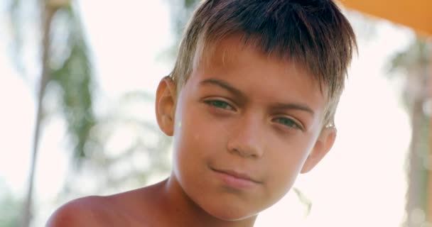 Портрет Серйозного Красивого Хлопчика Який Дивиться Дитяче Обличчя Фотоапарата — стокове відео