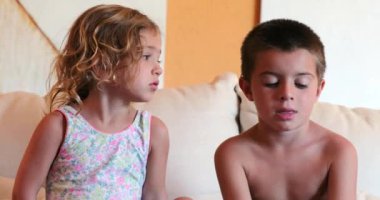 Evde televizyon izleyen şirin çocuklar, kız ve erkek çocukları.