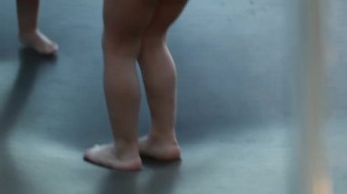 Trambolinde zıplayan küçük kız ayakları