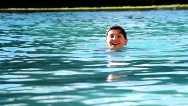 Мальчик Плавает Бассейне Замедленной Съемке — стоковое видео