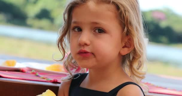 Zbliżenie Dziecko Dziewczyna Jedzenie Jabłko Poza Żucie — Wideo stockowe