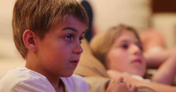 Genç Çocuk Televizyon Izlerken Filme Daldı — Stok video