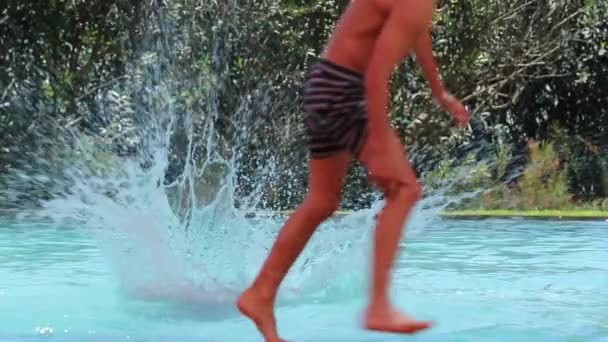 Kind Springen Het Zwembad Water Slow Motion — Stockvideo