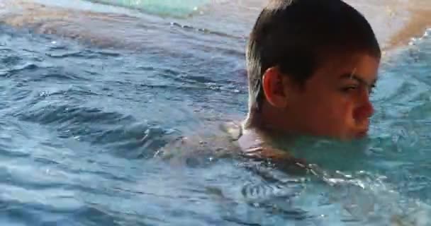 Aktivní Mladý Chlapec Bazénu Během Letních Prázdnin — Stock video