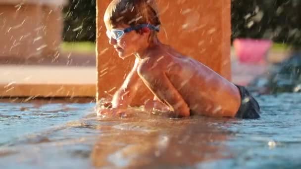 Niño Pequeño Sosteniendo Los Niños Junto Piscina Piscina Salpicaduras Agua — Vídeo de stock