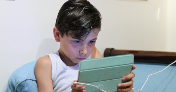 아이가 잠자리에 태블릿 화면으로 비디오 게임을 — 비디오