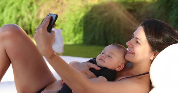 Mom Baby Taking Selfie Together Pool — Wideo stockowe