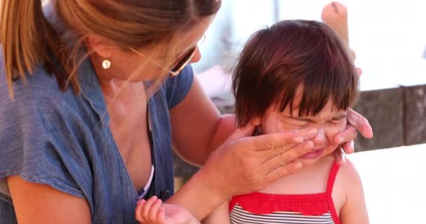Mère Appliquant Crème Solaire Petite Fille Fille Enfant Plaignant — Video