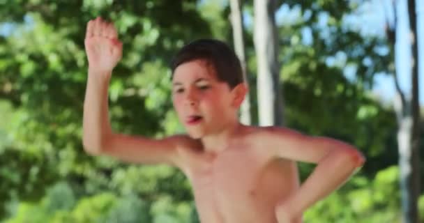 Goofy Little Boy Dancing Pool Setting — Vídeo de stock