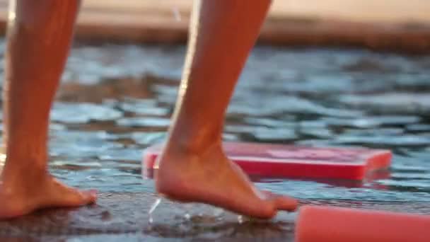 Niño Corriendo Saltando Agua Piscina Cámara Lenta — Vídeo de stock