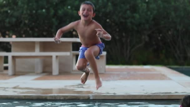 Ευτυχισμένο Παιχνιδιάρικο Παιδί Που Πηδάει Μέσα Στην Πισίνα Νερό Αργή — Αρχείο Βίντεο