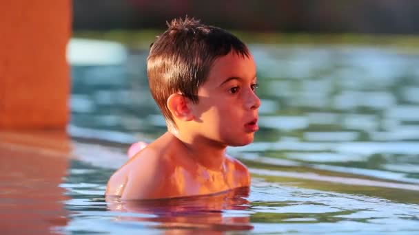 Retrato Criança Contemplativa Pensativa Piscina — Vídeo de Stock