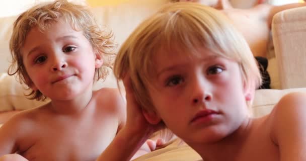Два Маленьких Мальчика Смотрят Телевизор Дома Блондинки Смотрят Экран — стоковое видео