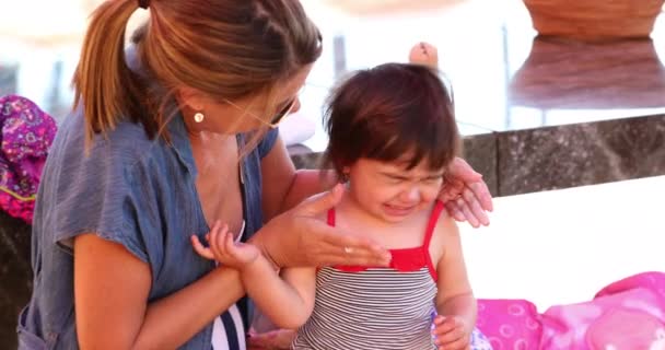 Maman Appliquant Crème Solaire Pour Contrarier Enfant Sentant Colère — Video