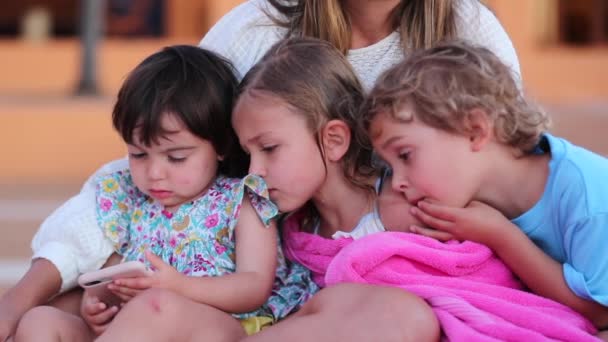 Barn Samlades Och Tittade Innehåll Smartphone Utomhus Efter Poolen — Stockvideo