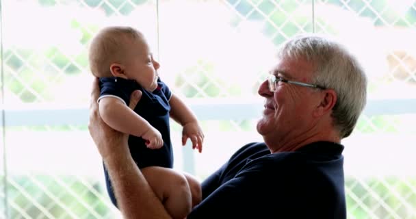 爷爷抱着孙子坦率而真实 — 图库视频影像