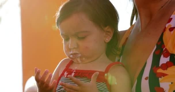 Vies Rommelig Klein Meisje Mond Bedekt Met Yoghurt — Stockvideo