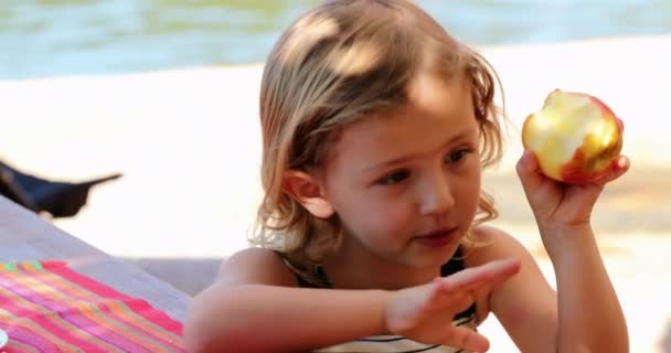 Mała Dziewczynka Rozmawia Przyjacielem Trzymając Jabłko Zewnątrz — Wideo stockowe