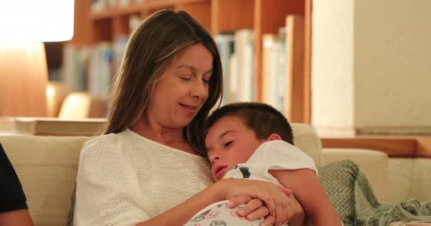 愛と愛情を示す素直な母親と少年の絆 — ストック動画