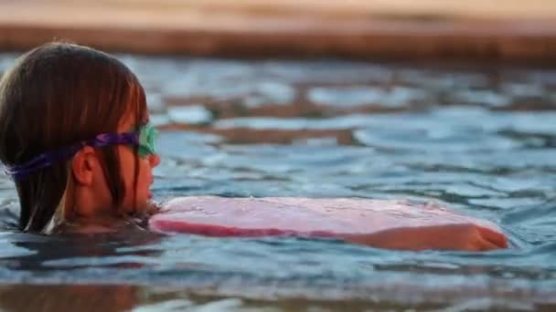 Kleines Mädchen Unter Wasser Schwimmbad — Stockvideo