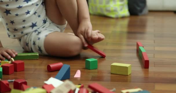 Дитина Грає Іграшками Кімнаті Будівельними Блоками — стокове відео