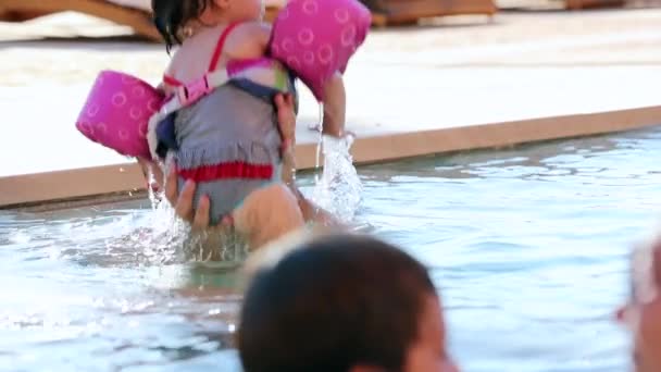 Vader Spelen Met Dochter Bij Het Zwembad Tillen Kind — Stockvideo