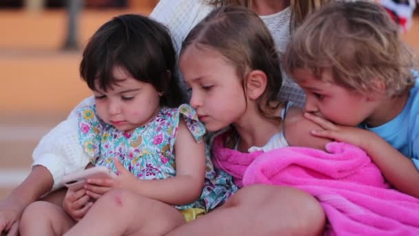 Söta Uppriktiga Barn Tittar Innehåll Mobiltelefon Utanför Barn Hypnotiseras Smartphone — Stockvideo