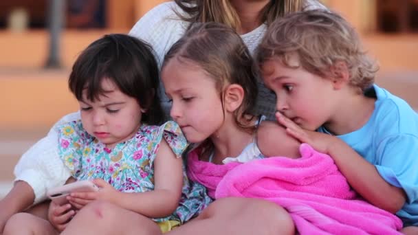 Barn Tittar Mobiltelefon Skärm Söt Bedårande Barn Tillsammans Samlas Stirrar — Stockvideo