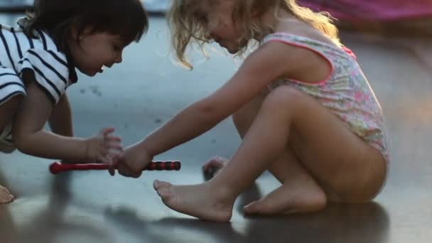 Schattig Klein Meisje Buiten Openhartig Tijdens Zonsondergang — Stockvideo