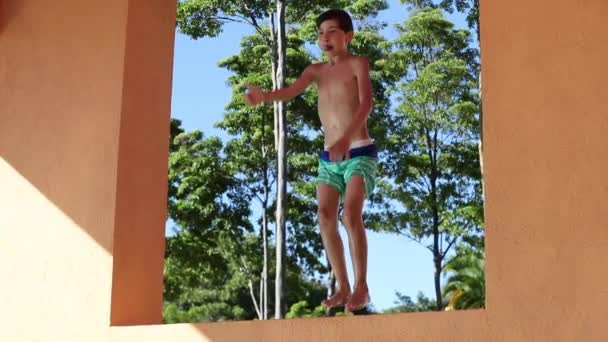 수영장 속으로 뛰어드는 어린이 — 비디오
