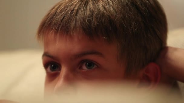 Крупним Планом Маленький Хлопчик Дивиться Телевізор Вночі — стокове відео