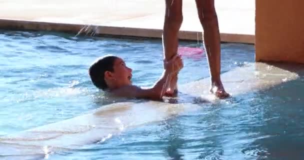 수영장에서 아이들 뛰어드는 — 비디오
