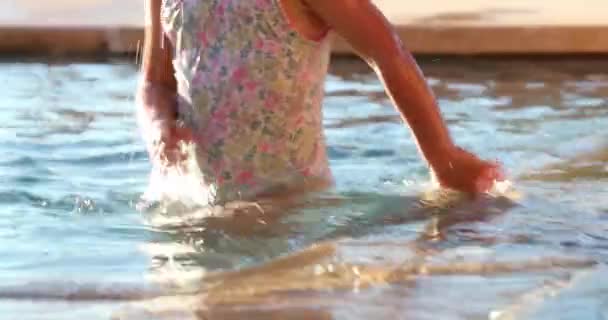 Bambina Che Gioca Alla Piscina All Aperto — Video Stock