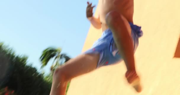 Junge Springt Ins Schwimmbadwasser — Stockvideo