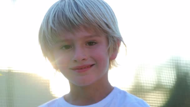 Portrait Enfant Garçon Souriant Avec Lentille Fusée Éclairante Lumière Soleil — Video