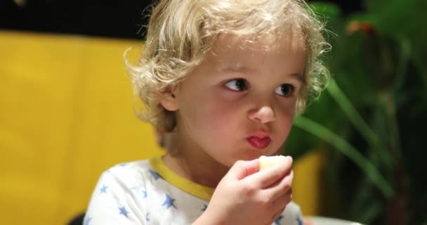 Παιδί Παιδί Αγόρι Τρώει Φρούτα Και Μάσημα — Αρχείο Βίντεο