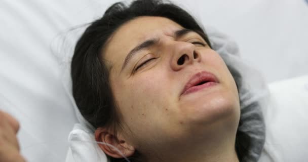 Женщина Рожает Больнице Чувствует Боль Схватки Страдания — стоковое видео