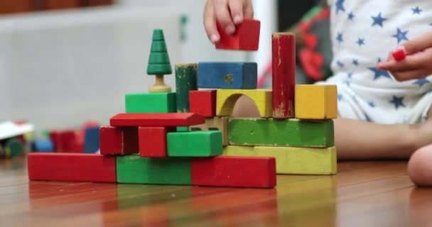 Хлопчик Тоддлер Грає Іграшками Кімнаті Дерев Яні Будинки Блоки — стокове відео