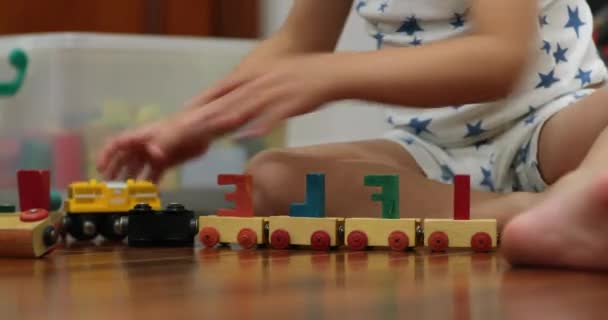 Маленька Дитина Грає Дерев Яними Автомобільними Іграшками Роблячи Автомобільну Аварію — стокове відео