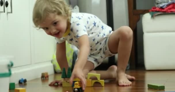 Тодлер Грає Дерев Яними Іграшками Спальні Вночі Піжамі — стокове відео