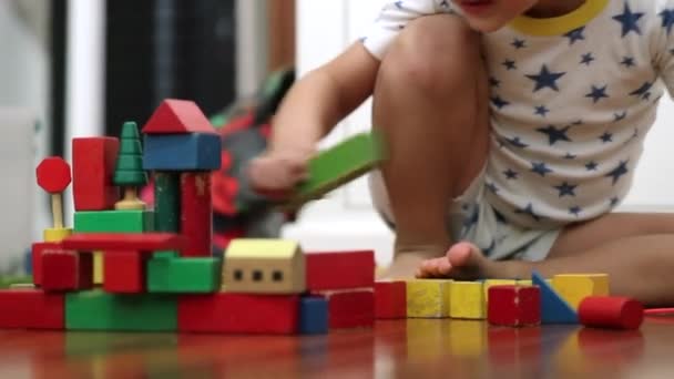 Jongen Spelen Met Bouwstenen Speelgoed — Stockvideo