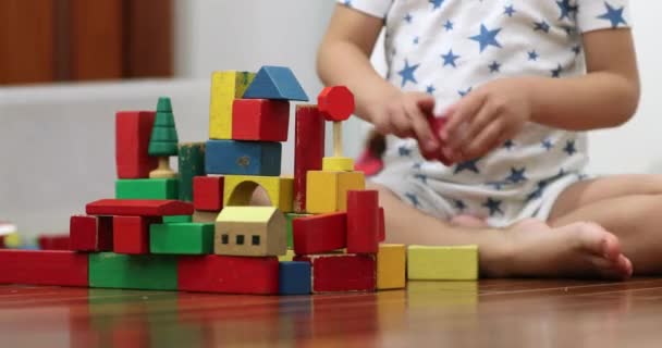 Руки Тоддлера Складають Дерев Яні Іграшкові Будівельні Блоки — стокове відео