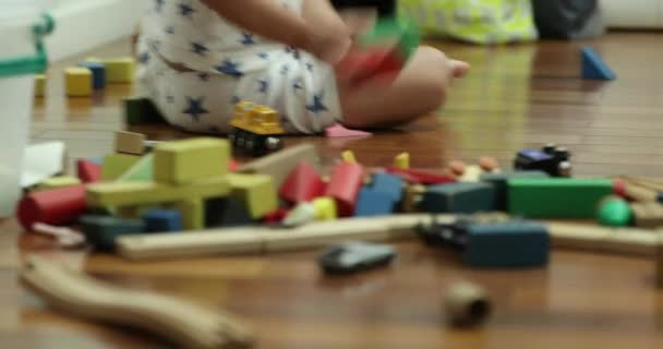 Маленький Мальчик Играет Игрушками Спальне — стоковое видео