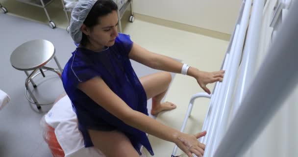 Pregnant Woman Labor Beginning Stages Contraction — Stok Video