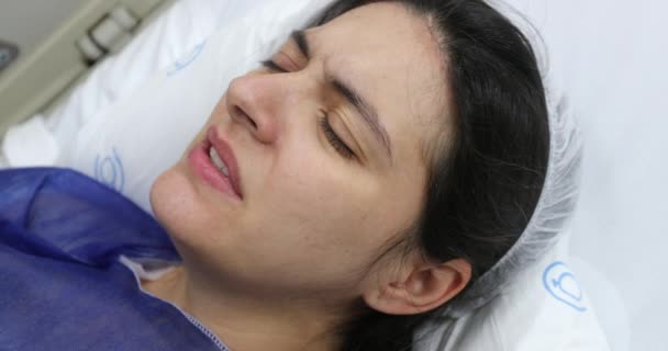 Γυναίκα Που Έχει Συσπάσεις Στο Νοσοκομείο Τοκετό — Αρχείο Βίντεο