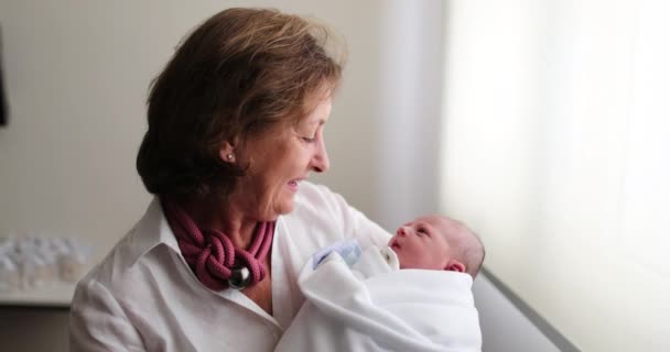Новонародженого Немовляти Тримає Бабуся Справжнє Життя Справжнє — стокове відео
