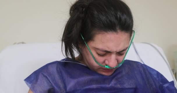 Woman Hospital Giving Birth Pushing Baby Labor — Stok Video