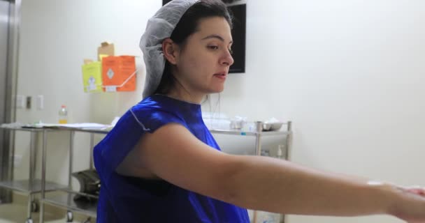 Жінка Працює Лікарняній Кімнаті — стокове відео