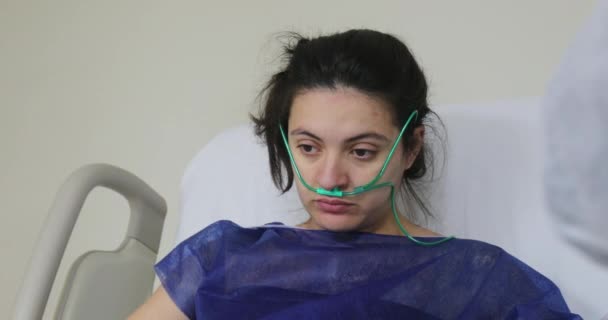 Женщина Больничной Койке Чувствует Себя Уставшей Больной — стоковое видео