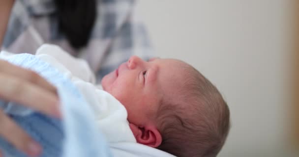 Candid Mom Holding Newborn Baby Hospital — 图库视频影像